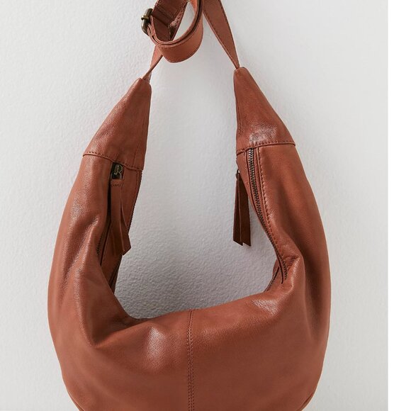 nwt FREE PEOPLE %100 leather idle hands sling bag - Picture 1 of 2